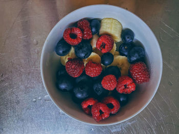 Bowl with fruits 