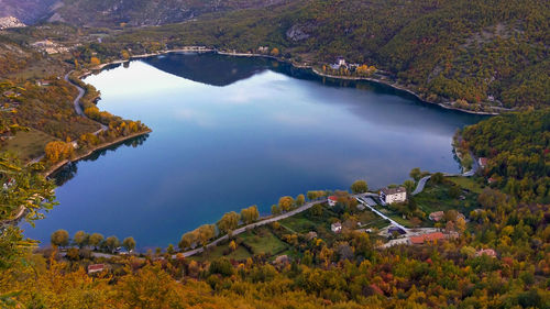 Lake of scanno in autumn a path suitable for everyone to see the famous heart shape in abruzzo 