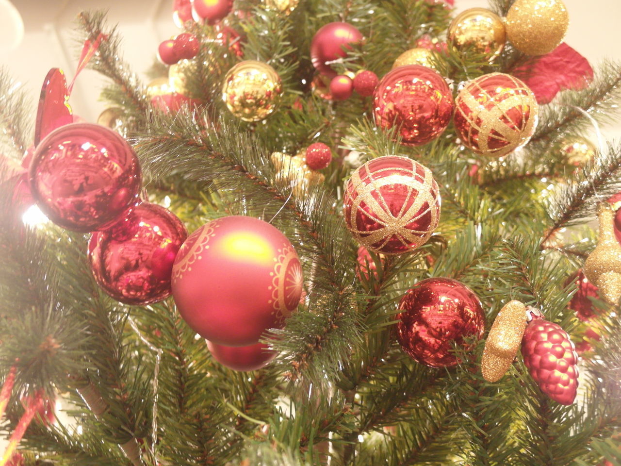 CLOSE-UP OF CHRISTMAS DECORATIONS