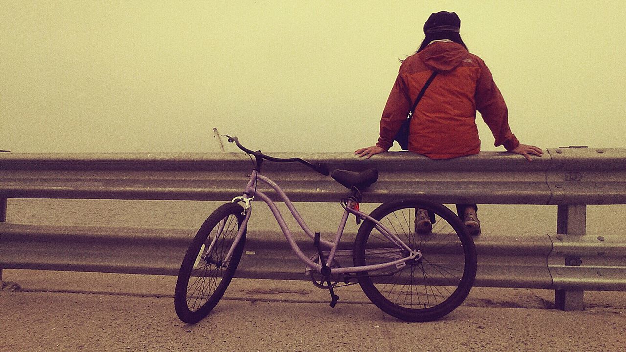 bicycle, mode of transport, transportation, land vehicle, stationary, parked, wall - building feature, parking, railing, side view, built structure, outdoors, architecture, day, no people, building exterior, street, wheel, sunlight, wall