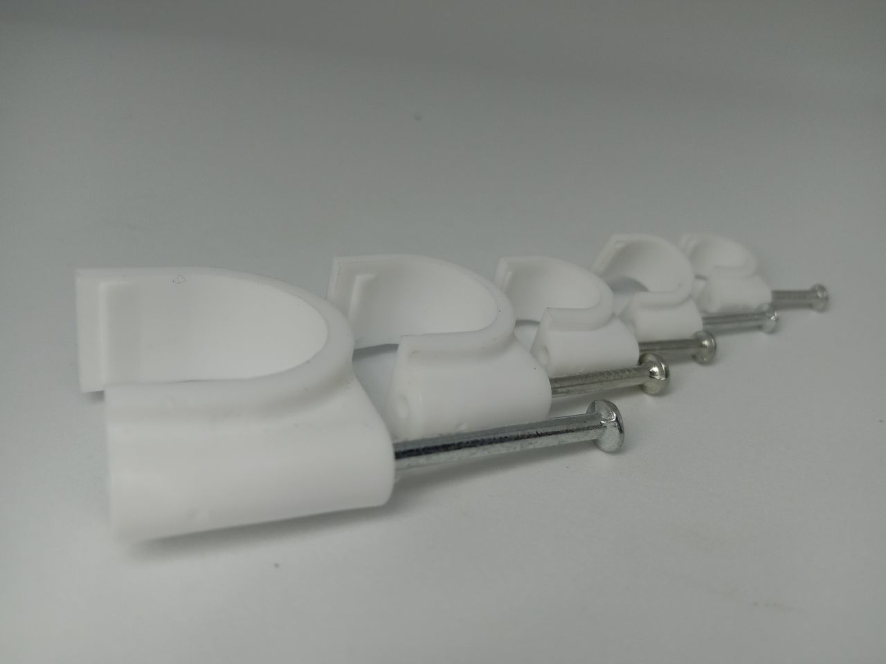 HIGH ANGLE VIEW OF WHITE CONTAINER ON TABLE