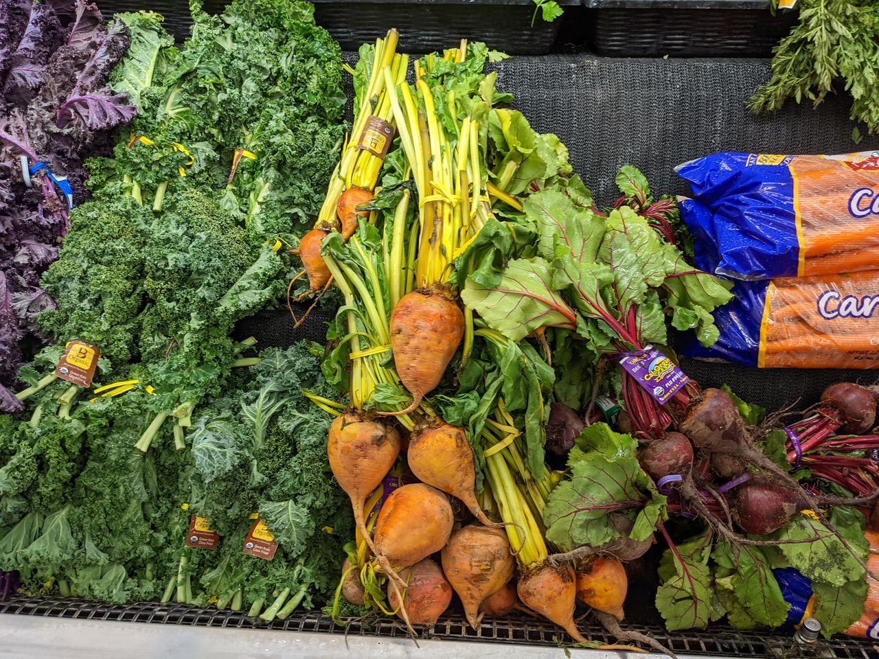 HIGH ANGLE VIEW OF VEGETABLES FOR SALE IN MARKET STALL