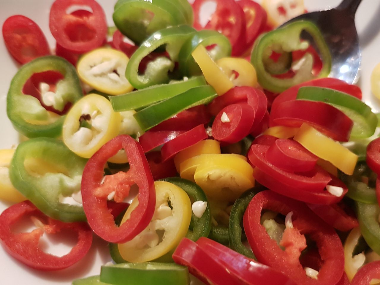 FULL FRAME SHOT OF CHOPPED TOMATOES AND VEGETABLES