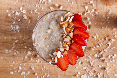 Oatmeal porridge with strawberries and almonds