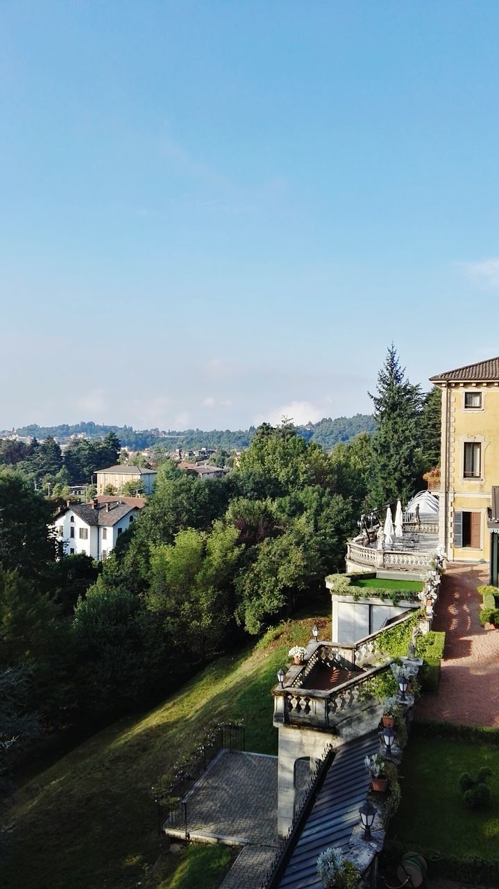 HIGH ANGLE VIEW OF HOUSES BY RIVER AGAINST SKY