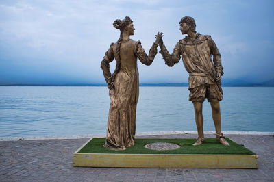 A statue of romeo and juliet 