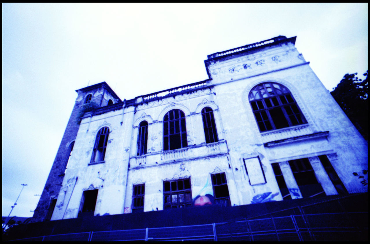 LOW ANGLE VIEW OF BUILDING AGAINST CLEAR SKY