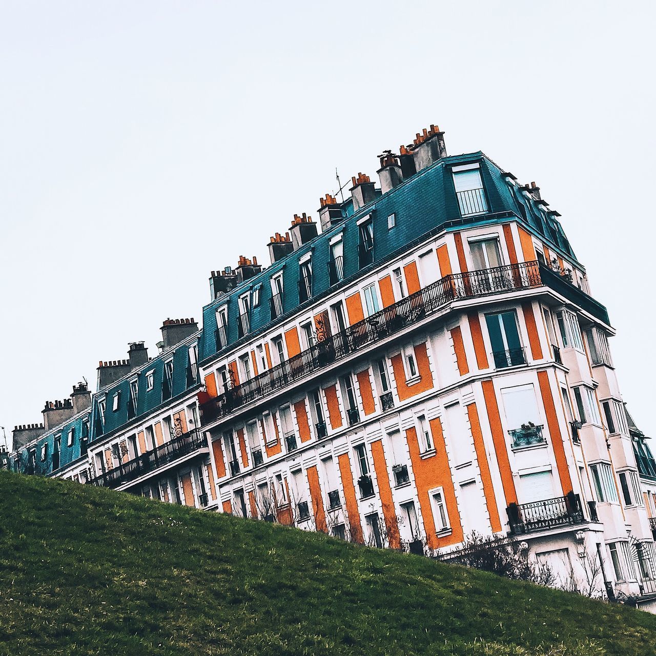 LOW ANGLE VIEW OF HOUSES AGAINST SKY