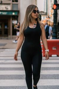 Young woman wearing sunglasses in city