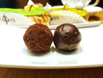 Close-up of chocolate cake in plate on table