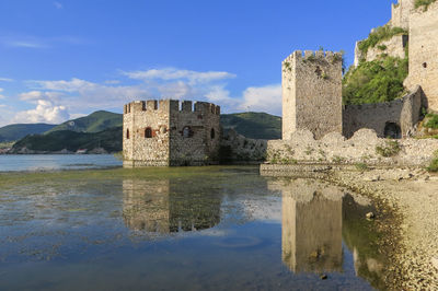 Ruins of fort against sky