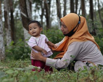 A mother with her daughter in the garden