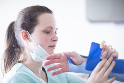 Nurse tigthing a armbracer to a patient female