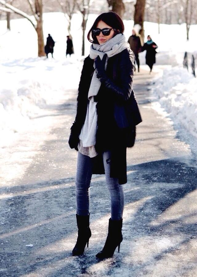 lifestyles, leisure activity, full length, casual clothing, walking, street, standing, focus on foreground, warm clothing, front view, winter, day, snow, cold temperature, road, season, rear view, childhood