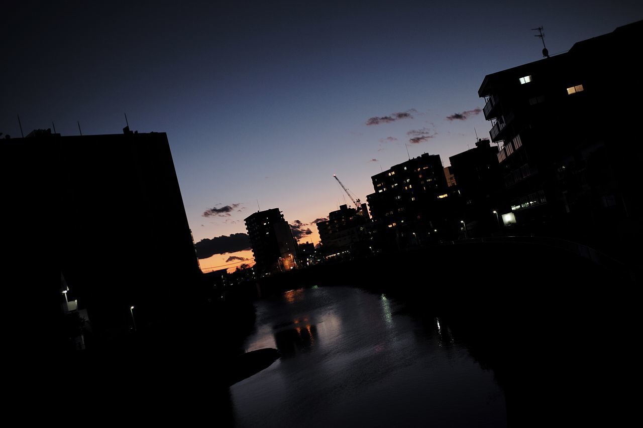 SILHOUETTE BUILDINGS AGAINST SKY AT NIGHT