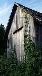 Abandoned house against sky