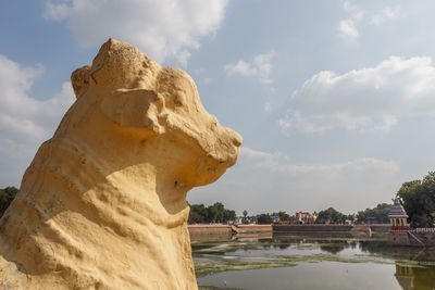 Statue against sky