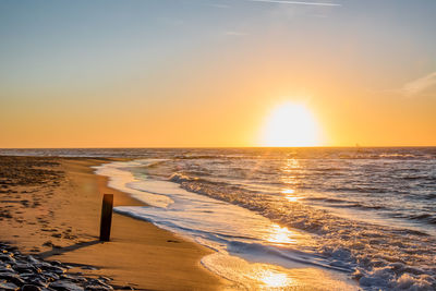 Den helder, netherlands. january 2022. setting sun on the beach of den helder, netherlands.