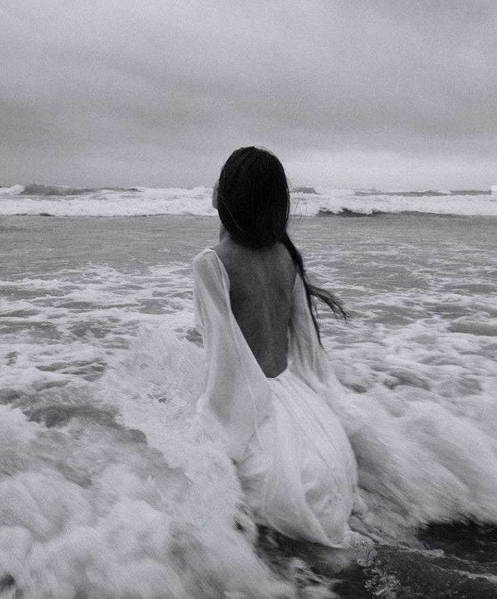 REAR VIEW OF WOMAN AT BEACH