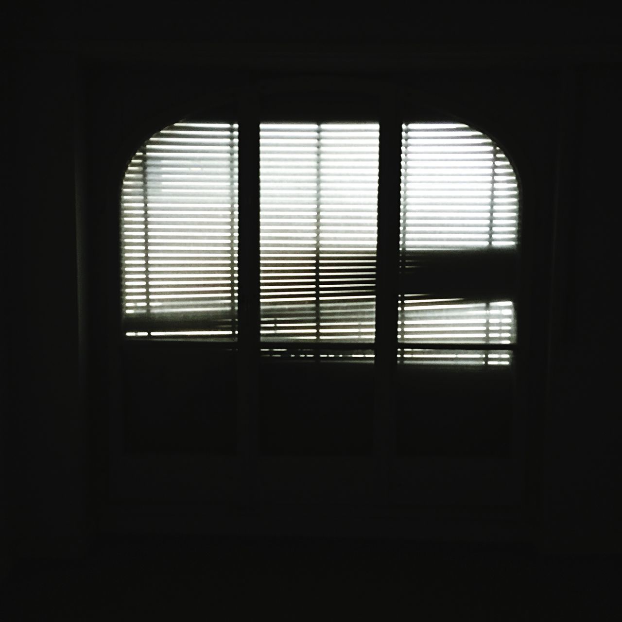 CLOSED WINDOW OF BUILDING