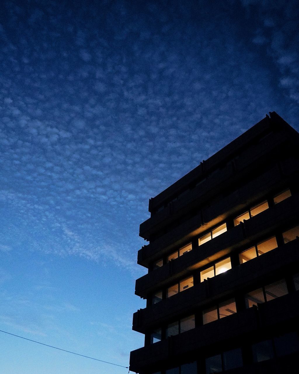 LOW ANGLE VIEW OF BUILDING AGAINST CLOUDY SKY