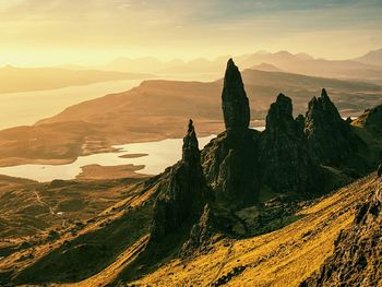 Famous view to old man of storr skye, scotland. morning sun shining over autumn landscape