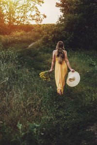 Summer outfit, summer fashion, natural beauty. outdoor candid portrait young blonde woman 