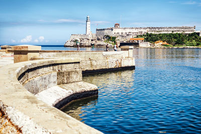 Morro castle by sea against sky