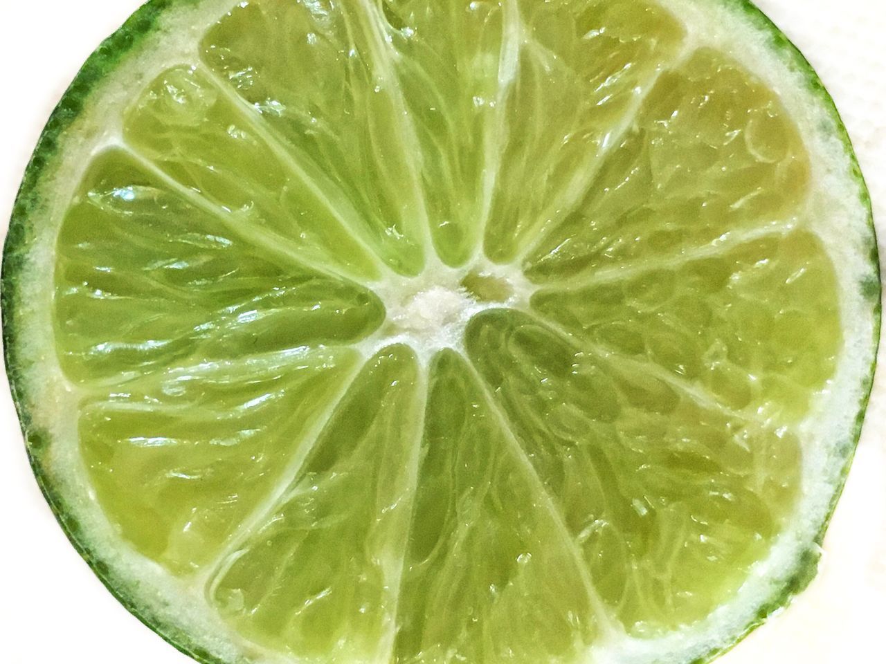 CLOSE-UP OF LEMON SLICE IN PLATE