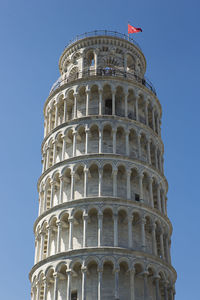 Leaning tower of pisa against clear blue sky