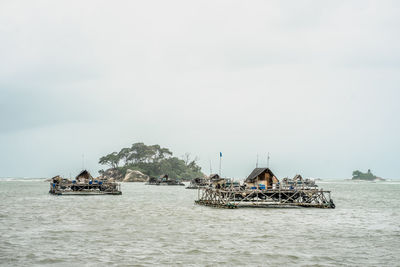 Kelong apung nelayan tradisional, bintan, indonesia