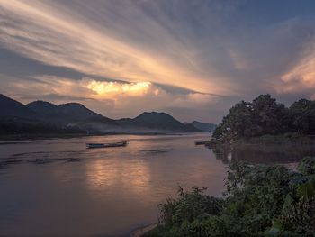 Luang prabang, up mekong river.