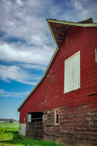 Building exterior of house against sky