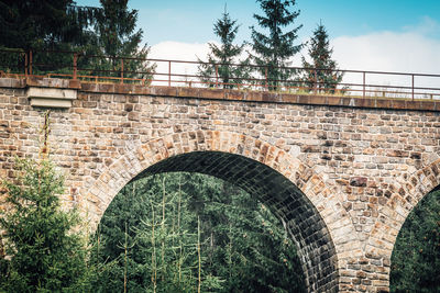 Arch bridge against sky