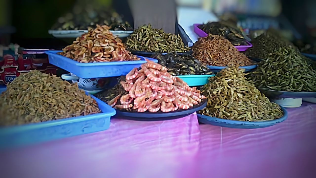 CLOSE-UP OF VEGETABLES IN MARKET