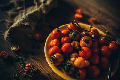 Close-up of cherry tomatoes in bowl on table