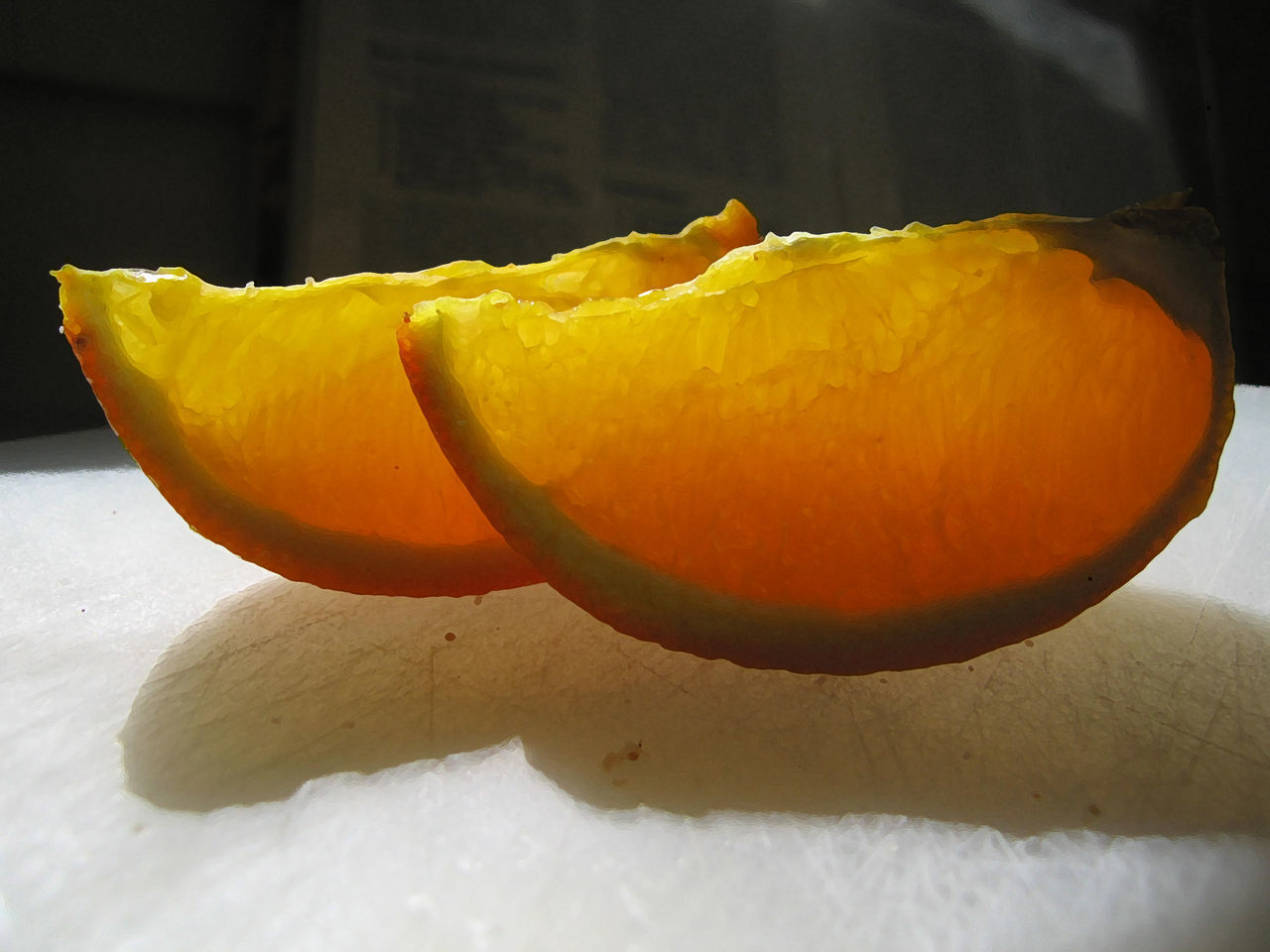 CLOSE-UP OF ORANGE SLICES