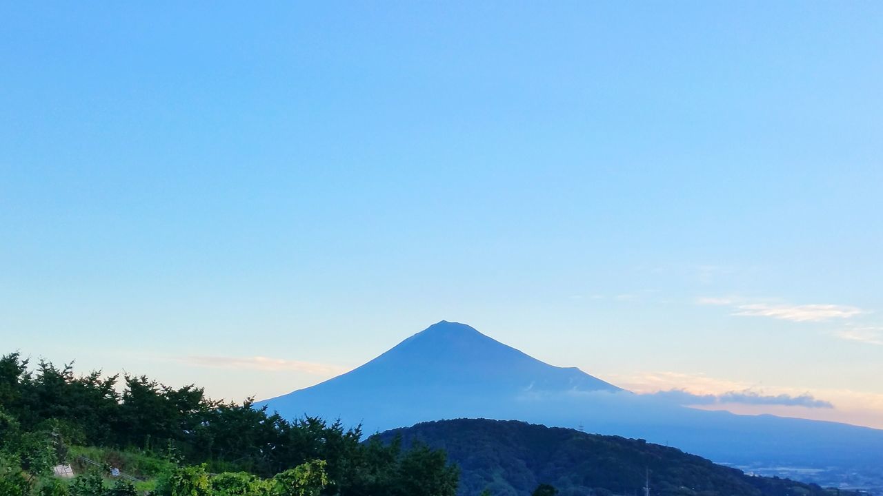 mountain, tranquil scene, scenics, tranquility, beauty in nature, blue, mountain range, landscape, copy space, nature, tree, sky, clear sky, non-urban scene, idyllic, remote, majestic, physical geography, outdoors, mountain peak