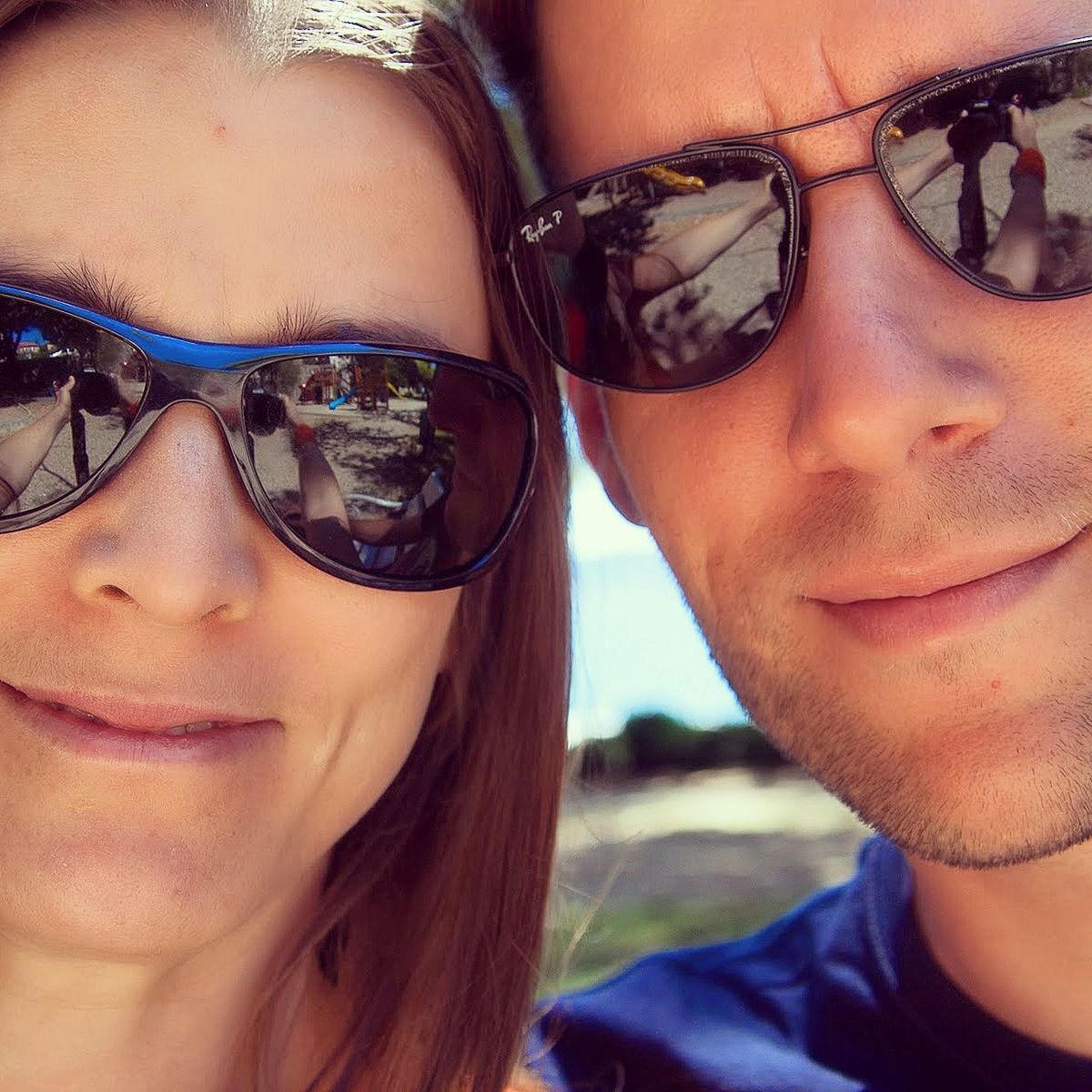 person, lifestyles, headshot, young adult, looking at camera, leisure activity, portrait, young women, close-up, front view, smiling, sunglasses, head and shoulders, focus on foreground, happiness, togetherness, bonding