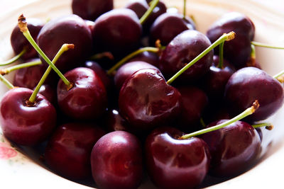 Close-up of grapes in bowl