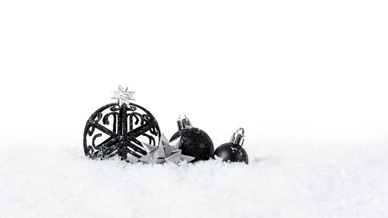 CLOSE-UP OF SNOW ON METAL GRATE