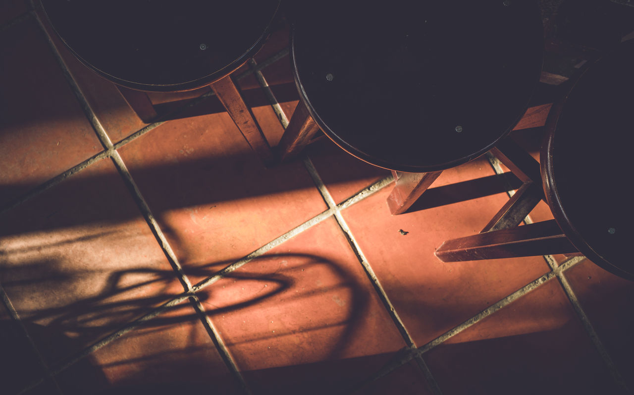 HIGH ANGLE VIEW OF CHAIRS AND TABLE ON FLOOR