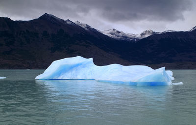 Scenic view of glaciers against cloudy sky, patagonia argentina