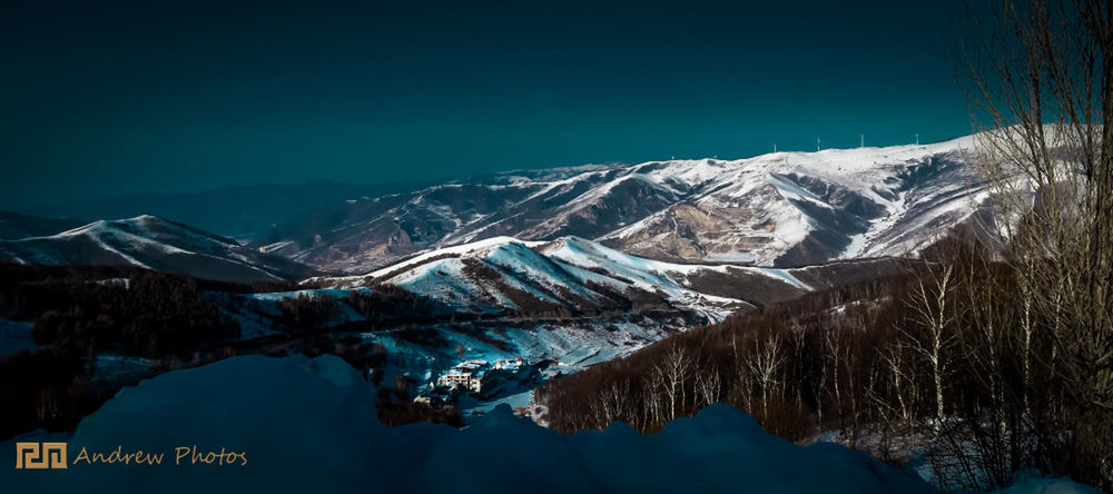 SCENIC VIEW OF SNOW COVERED MOUNTAINS AGAINST SKY