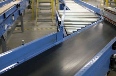 Conveyor belt inside a manufacturing site or distribution warehouse