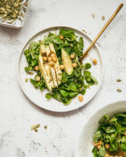 Summer salad with avocado and chickpeas 