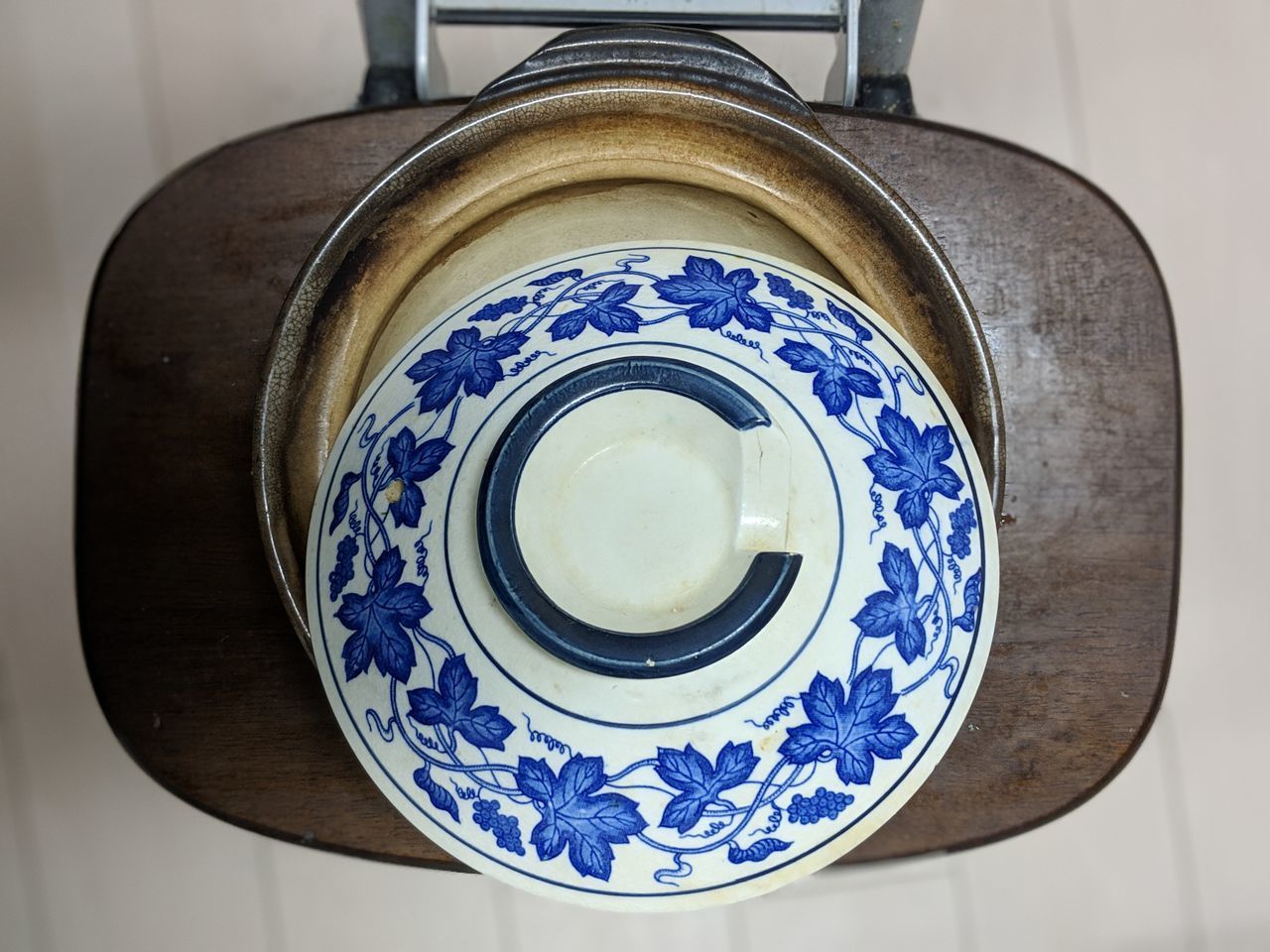 HIGH ANGLE VIEW OF BLUE TEA ON TABLE