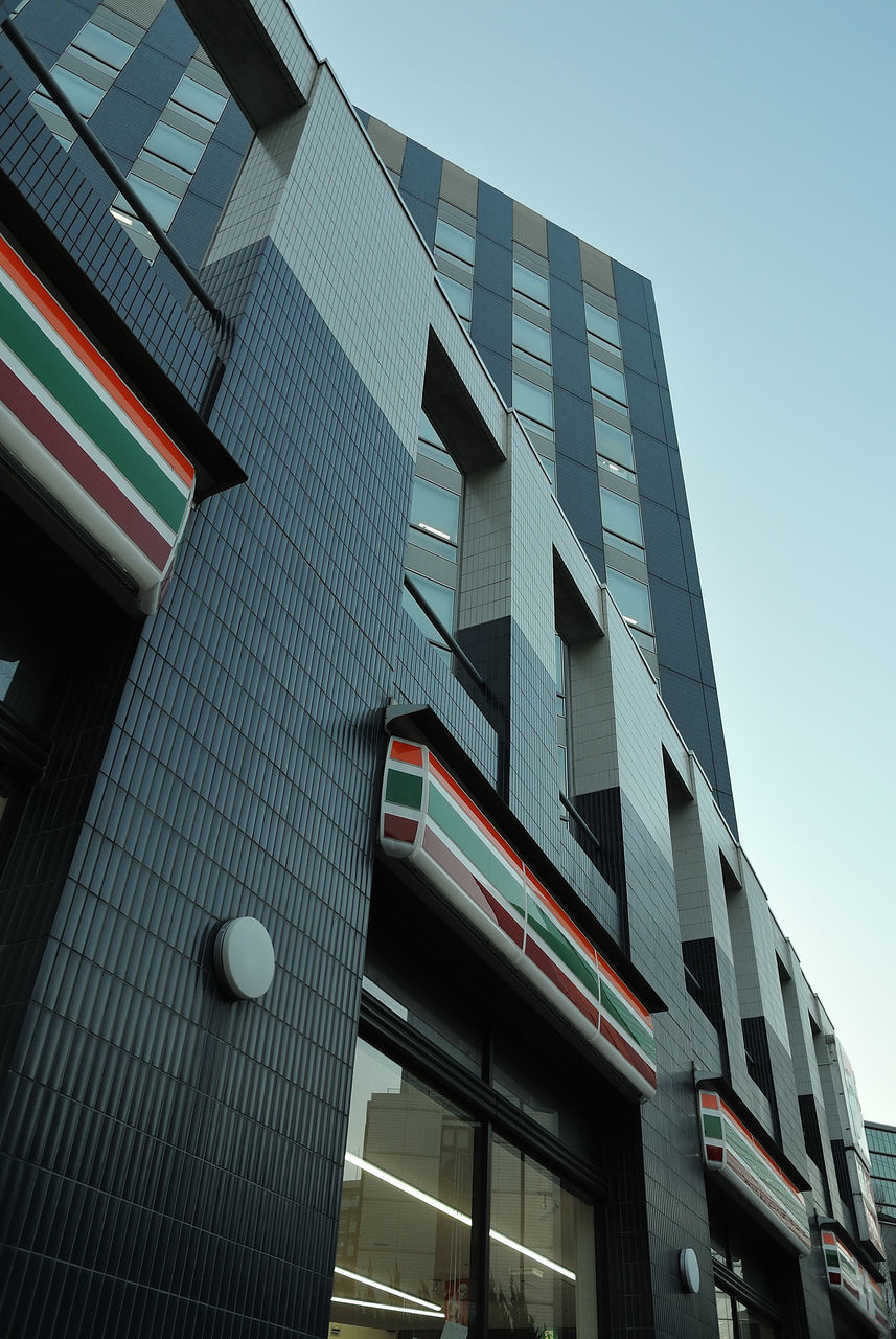 LOW ANGLE VIEW OF MODERN BUILDINGS AGAINST CLEAR SKY