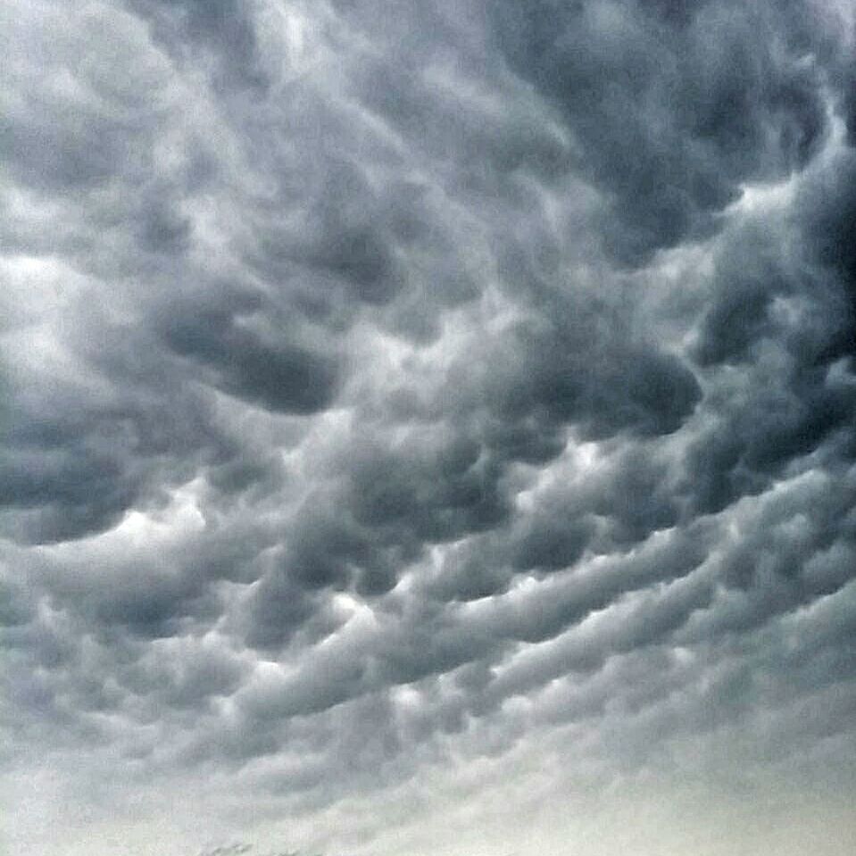 cloud - sky, sky, cloudy, low angle view, sky only, weather, cloudscape, beauty in nature, overcast, scenics, backgrounds, tranquility, nature, full frame, tranquil scene, cloud, storm cloud, idyllic, dramatic sky, outdoors