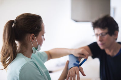 Nurse making a armbracer to a patient female